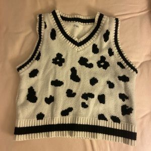 CROPPED BLACK AND WHITE VEST